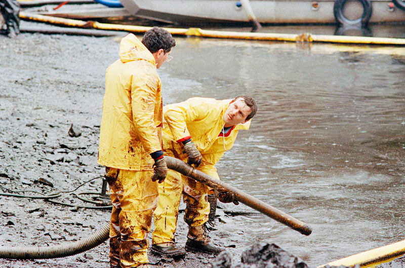 Illustration for article titled 10 Haunting Photos From the Exxon Valdez Oil Spill Catastrophe